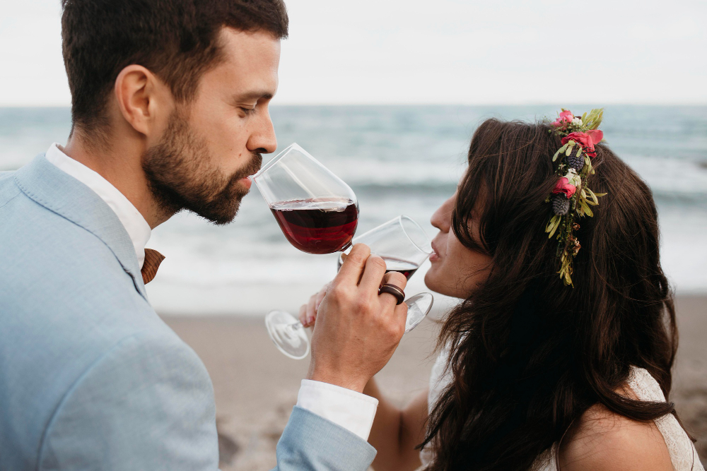 Novios compartiendo vino